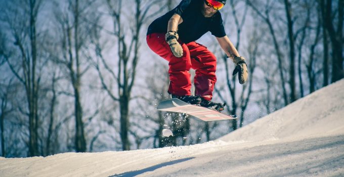 4 Reasons To Try Snowboarding if You Like Surfing