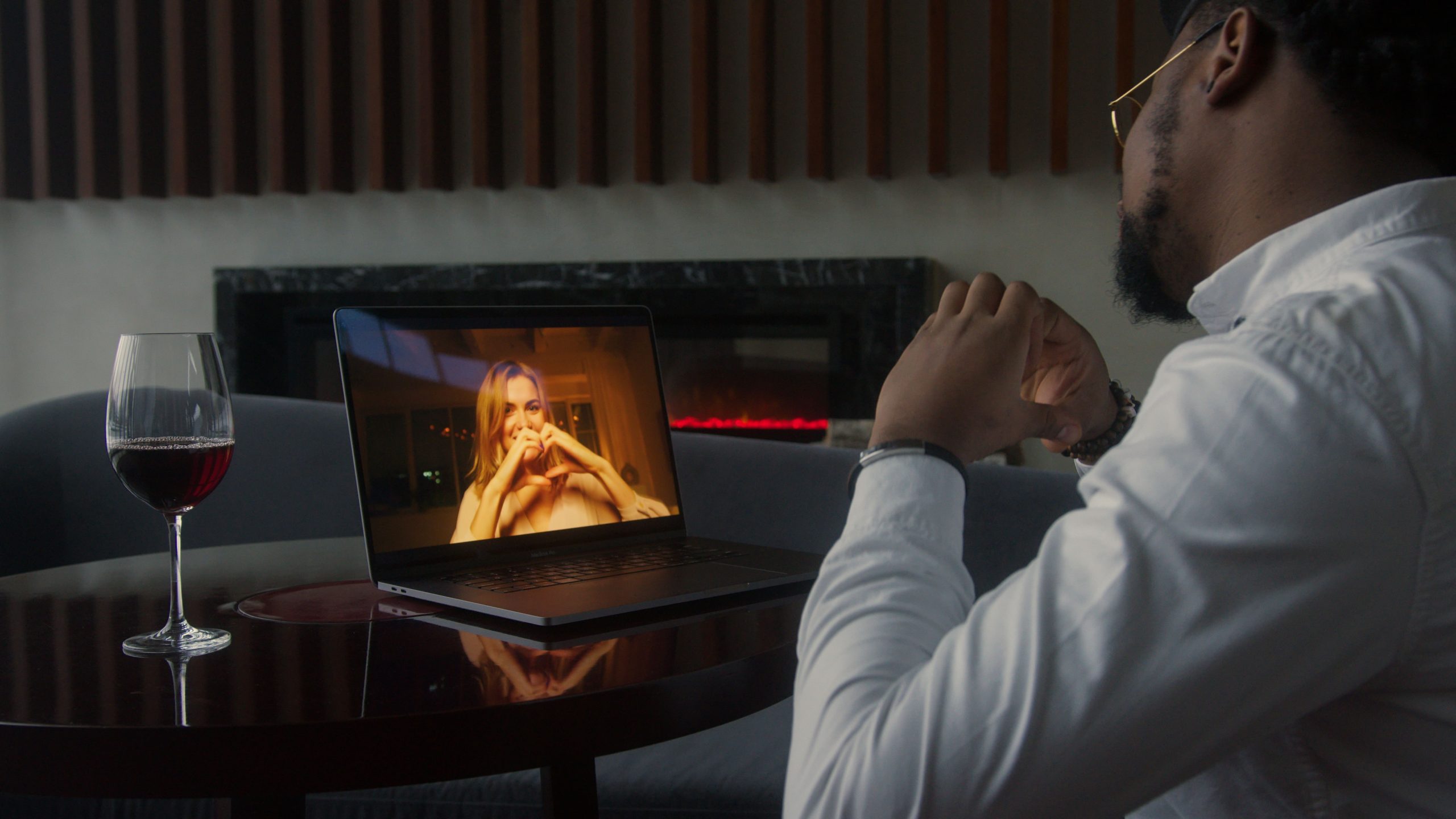 The Rise of \’Cyber Dates\’: What Virtual Companionship Reveals About Modern Connection